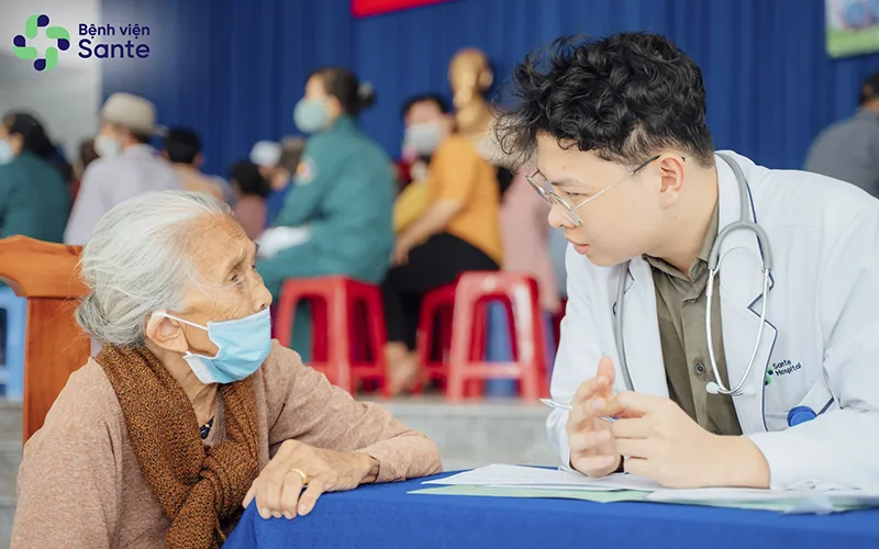 Sante Hospital physicians conducting health examinations for residents of An Thoi Dong Commune