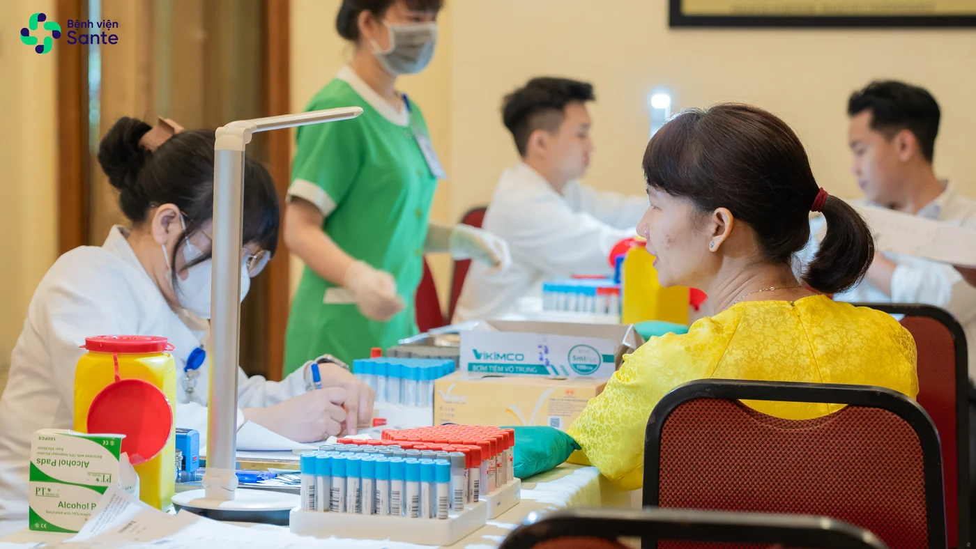 Bệnh viện Sante - Bệnh viện Sante tham gia Ngày hội Kết nối Giao thương 42: Đồng hành khám sức khỏe doanh nghiệp (Hình 5) Sante Hospital's nursing team collecting blood samples for employees' periodic health check-ups