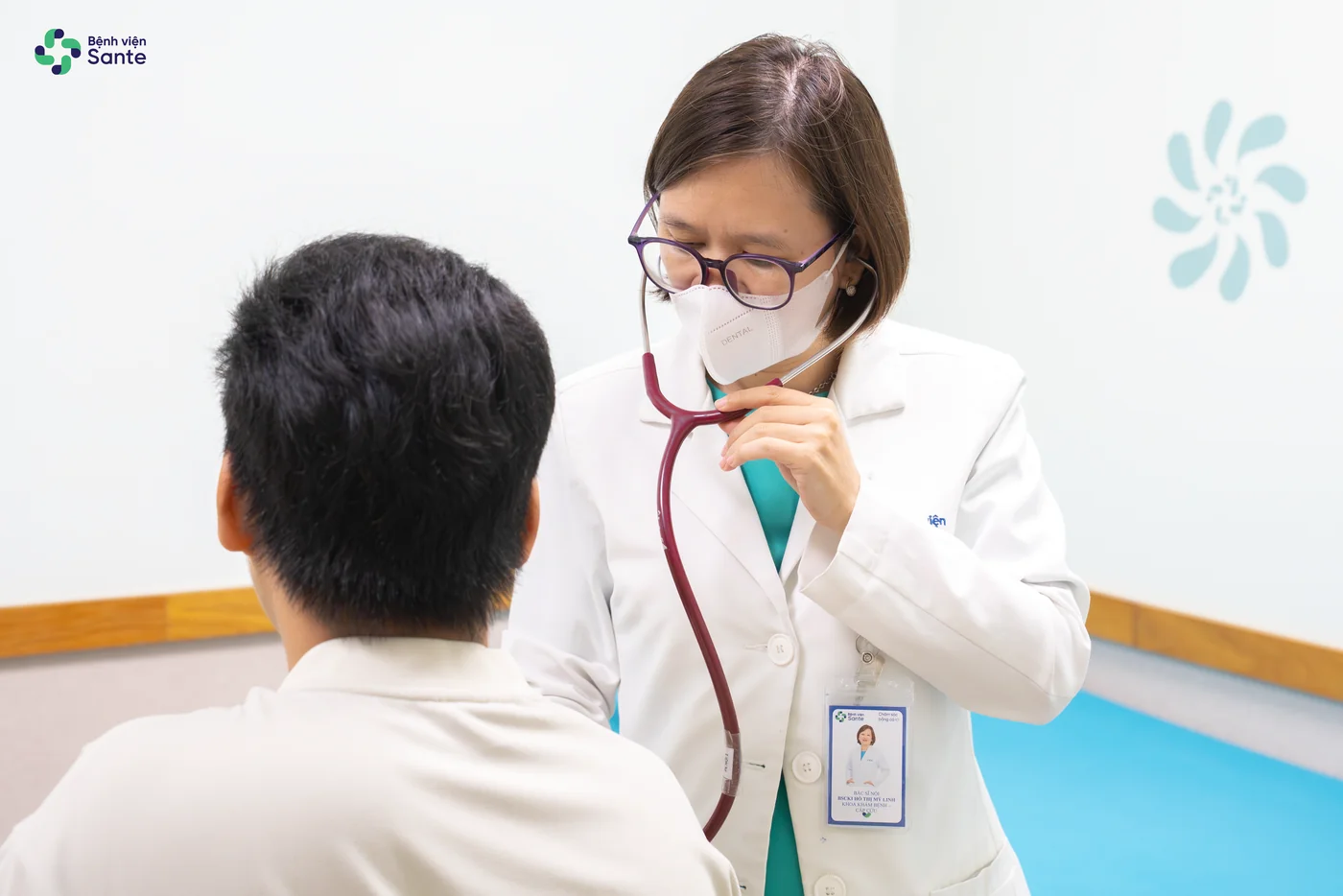 Bệnh viện Sante - Bệnh viện Sante tham gia Ngày hội Kết nối Giao thương 42: Đồng hành khám sức khỏe doanh nghiệp (Hình 3) Dr. Ho Thi My Linh (Specialist Level I) conducting cardiopulmonary clinical examinations for workers at Sante Hospital